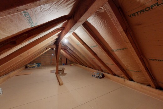 einzelheiten mit attic, attic / basement / garage, floor, ceiling, und cathedral ceiling