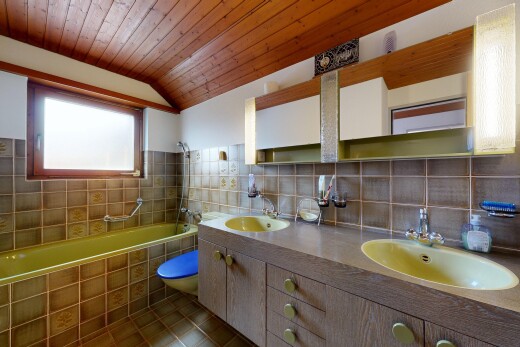 bad mit natürliches licht, natural light, inside property, holzdecke, und wood ceiling