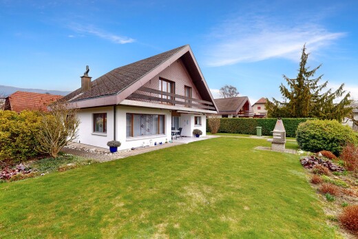 außenansicht mit from property, rasen, schornstein, und day time