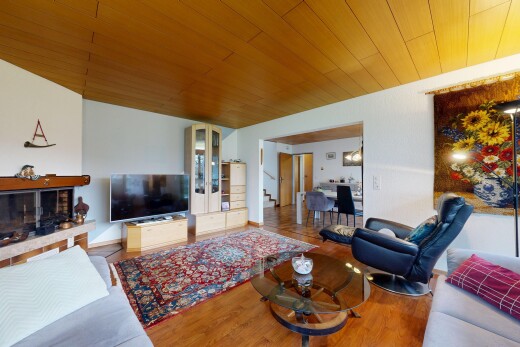 wohnzimmer mit fernseher, inside property, treppen, wood finish floor, und holzfußboden