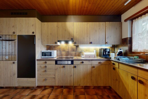 küche mit hellbraune schränke, light brown cabinets, inside property, wood ceiling, und holzdecke