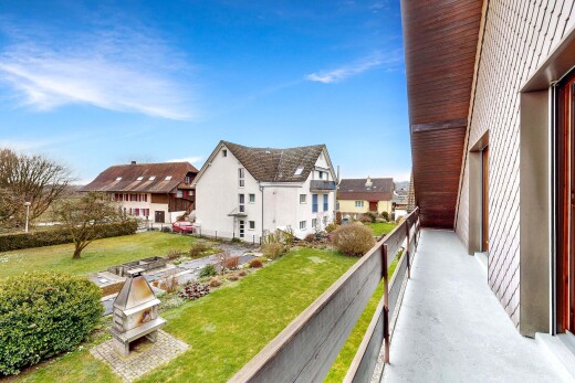 außenansicht mit rasen, balkon, day time, wohngebietblick, und residential view