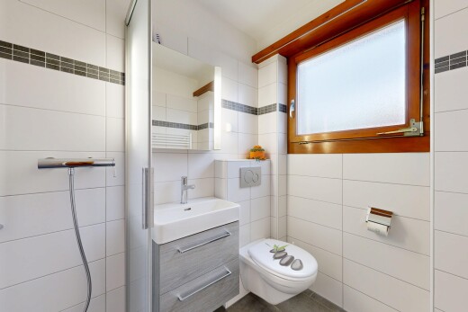bad mit schminktisch, komplettes badezimmer, spiegel, fliesenwand, und tile wall