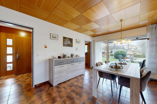 esszimmer mit inside property, natürliches licht, natural light, holzdecke, und wood ceiling