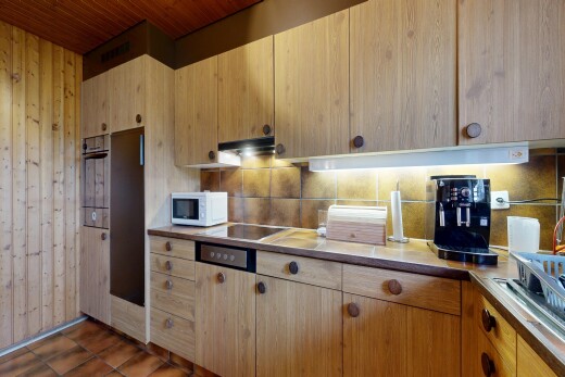 küche mit holzdecke, wood ceiling, inside property, hellbraune schränke, und light brown cabinets