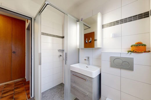 bad mit schminktisch, dusche, komplettes badezimmer, spiegel, und waschbecken