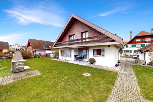 außenansicht mit rasen, property visible, day time, und terrasse