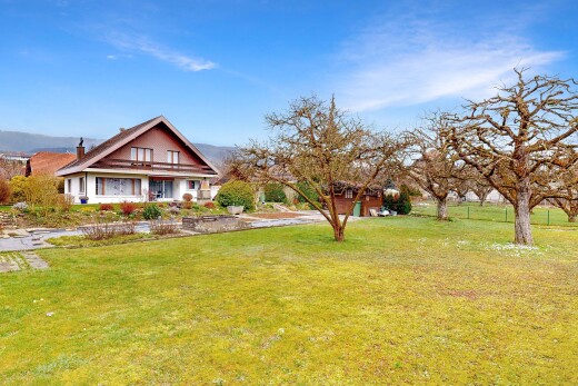 außenansicht mit rasen, day time, und property visible