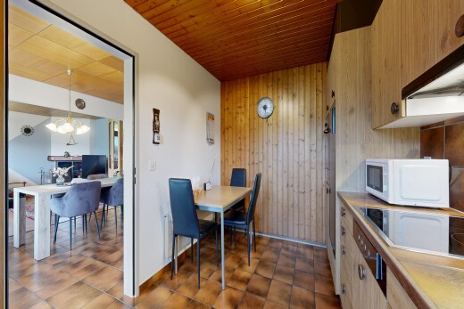 küche mit wood wall, holzwand, mikrowelle, arbeitsplatten, und light countertops