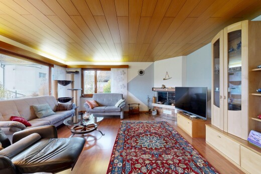 wohnzimmer mit wood ceiling, holzdecke, fernseher, inside property, und natural light