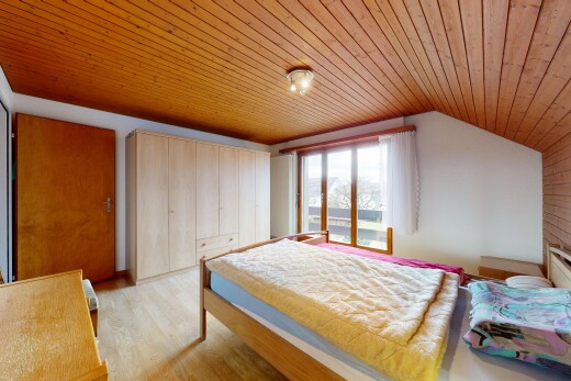 zimmer / schlafzimmer mit holzdecke, wood ceiling, holzfußboden, wood finish floor, und natürliches licht