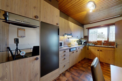 küche mit holzdecke, wood ceiling, hellbraune schränke, light brown cabinets, und küchenrückwand beim herd