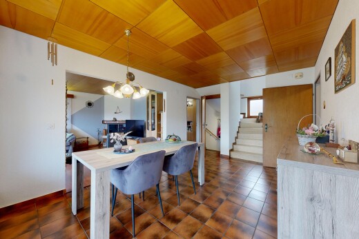 esszimmer mit treppen, holzdecke, wood ceiling, inside property, und bemerkenswerter kronleuchter