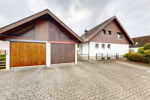 außenansicht mit vertikale verkleidung, holzverkleidung, property visible, overcast, und zaun