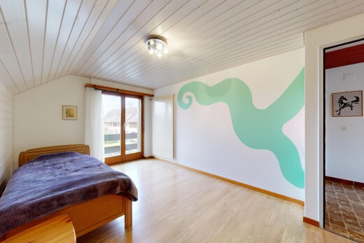 zimmer / schlafzimmer mit natürliches licht, natural light, holzdecke, wood ceiling, und holzfußboden