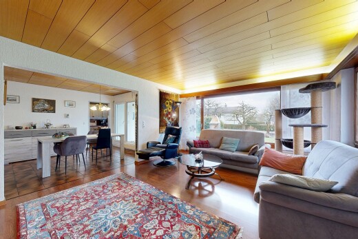 wohn- / esszimmer mit holzdecke, wood ceiling, inside property, natürliches licht, und natural light