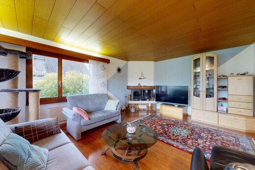 wohnzimmer mit wood ceiling, holzdecke, inside property, fernseher, und natural light