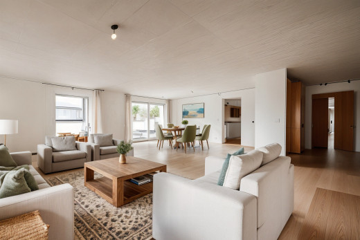 wohn- / esszimmer mit natürliches licht und parkettboden