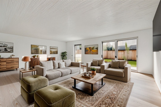 wohnzimmer mit natürliches licht und parkettboden