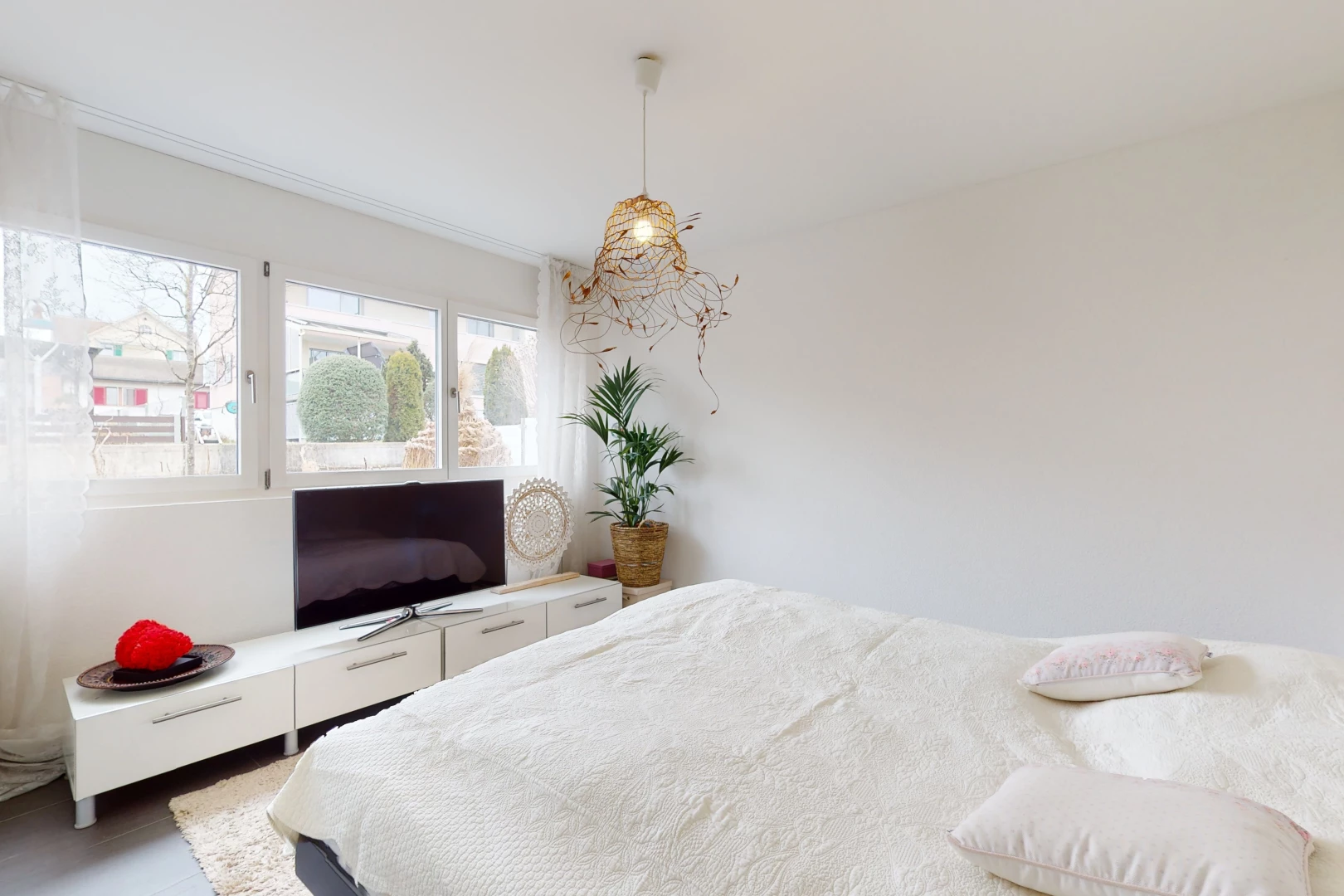 chambre à coucher avec lumière naturelle et télévision