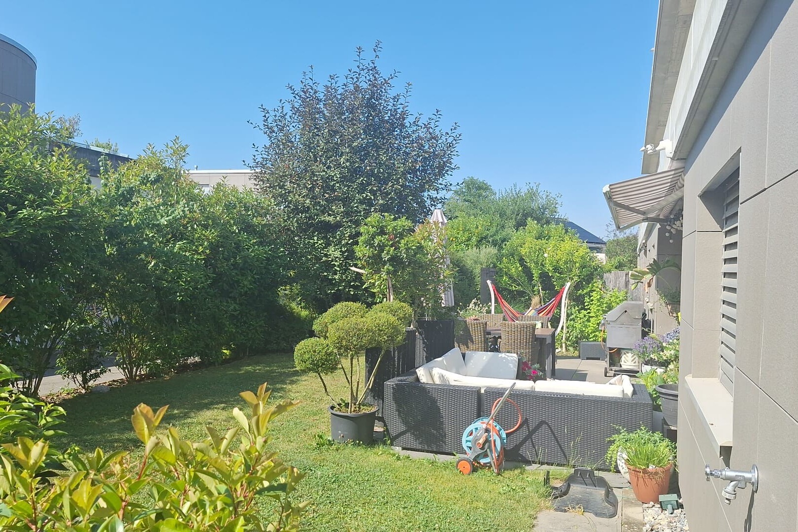 jardin avec espace de vie extérieur, from property, et day time
