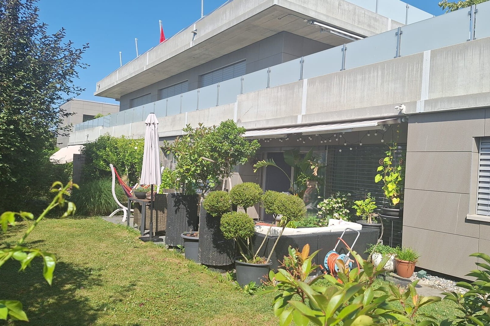 jardin avec pelouse, property visible, et day time