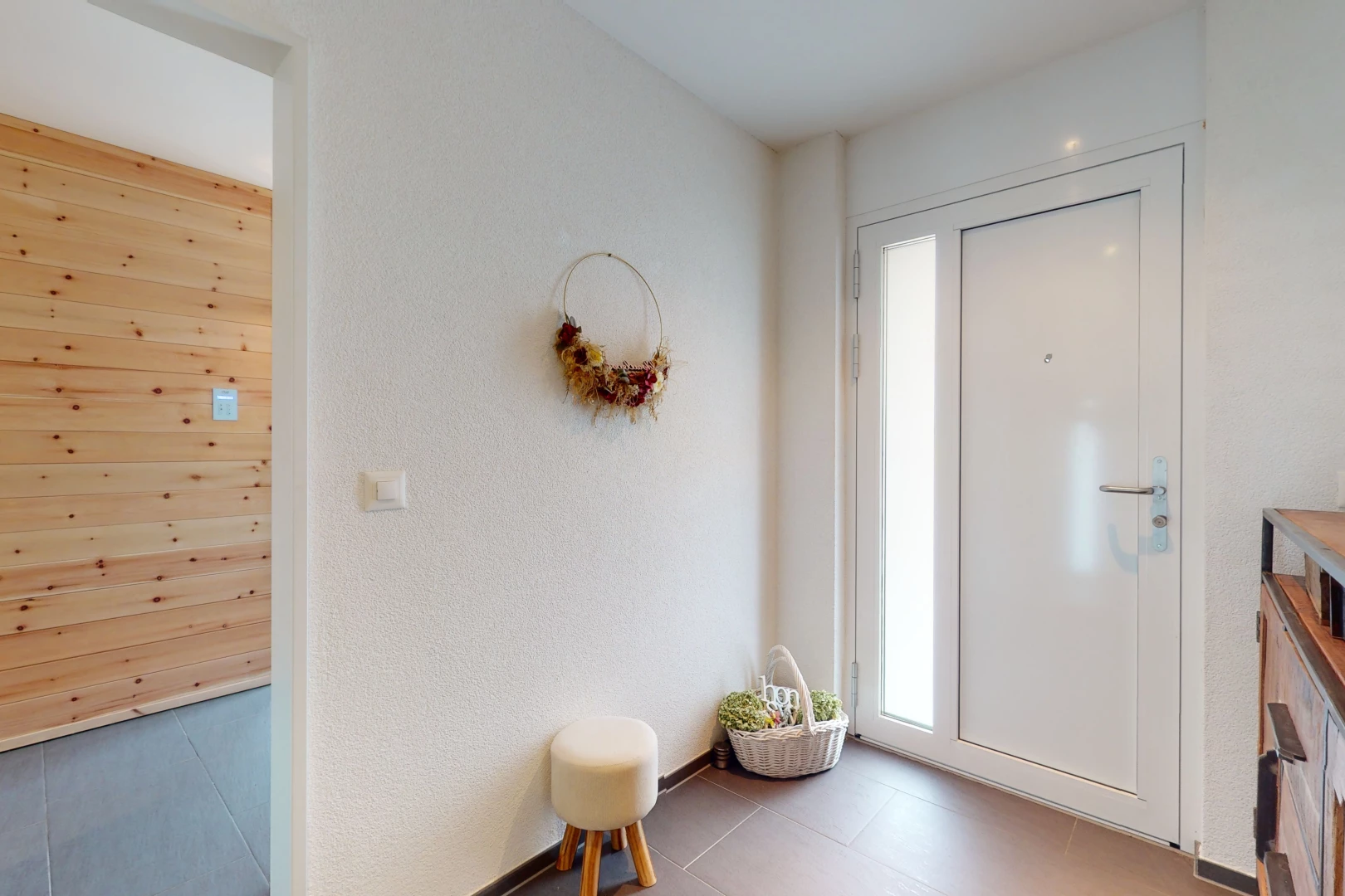 entrée intérieure avec carrelage et lumière naturelle