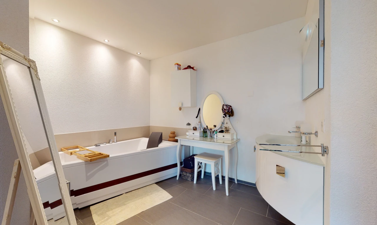 salle de bains avec carrelage, meuble-lavabo, vasque, baignoire, et miroir
