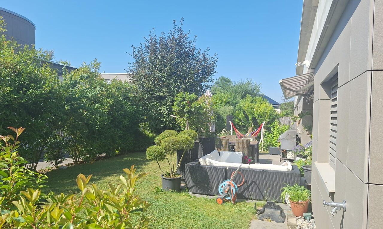 jardin avec espace de vie extérieur, from property, et day time