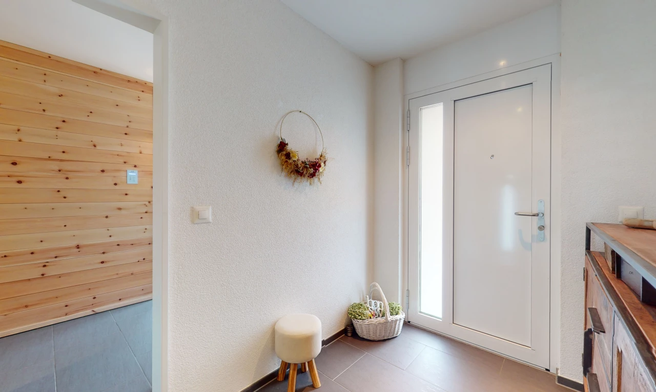 entrée intérieure avec carrelage et lumière naturelle