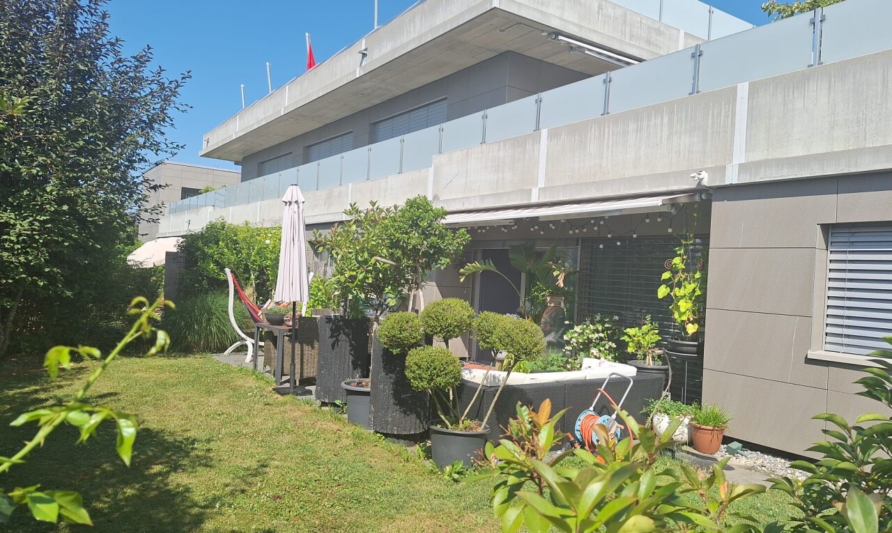 jardin avec pelouse, property visible, et day time