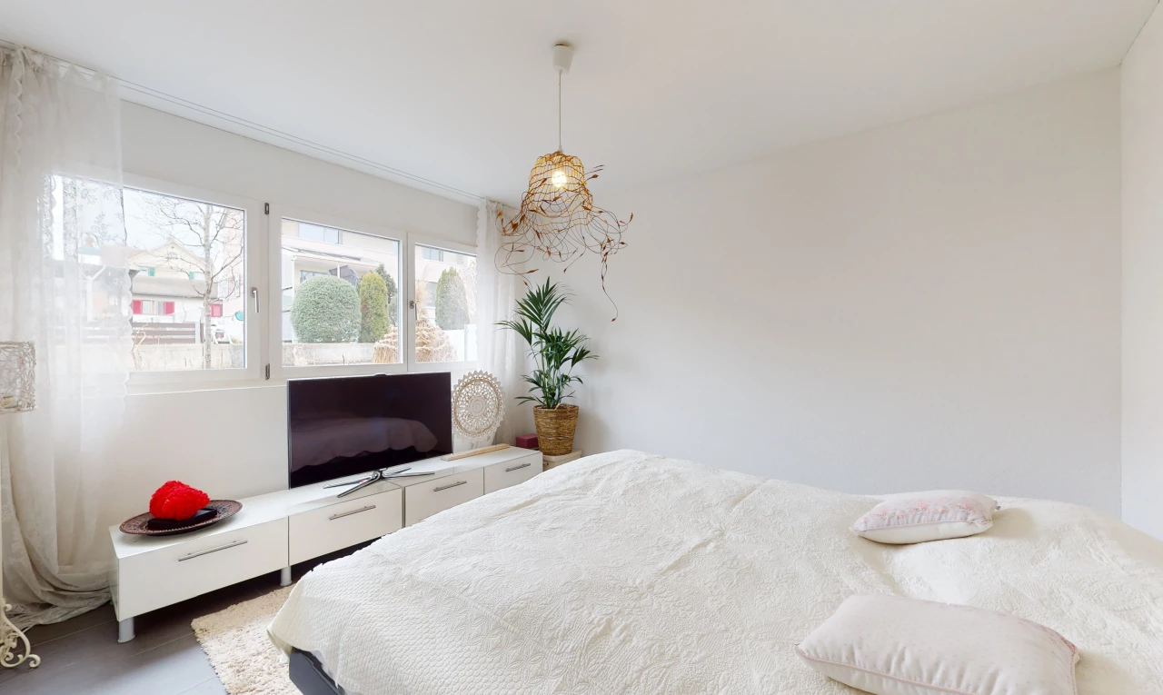 chambre à coucher avec lumière naturelle et télévision