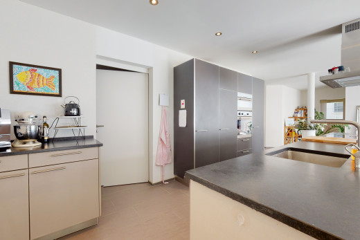 küche mit dunklen arbeitsplatten und hellen fußboden