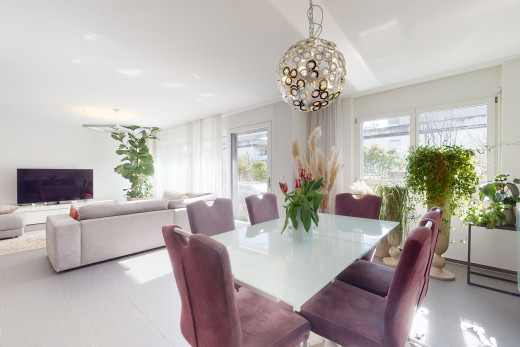 speisesaal mit natürlichen licht und fernseher