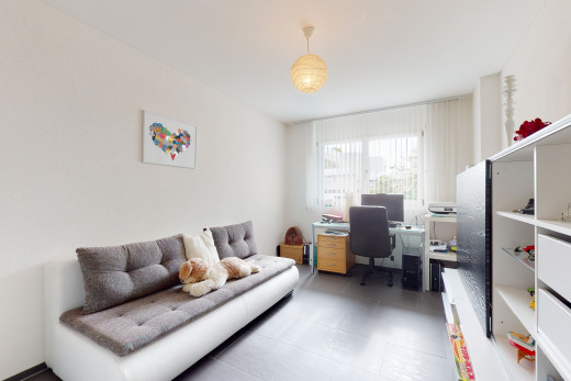 gefliestes büro mit natürlichem licht und fernseher