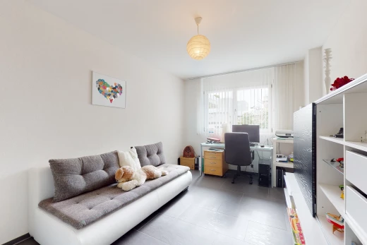 gefliestes büro mit natürlichem licht und fernseher