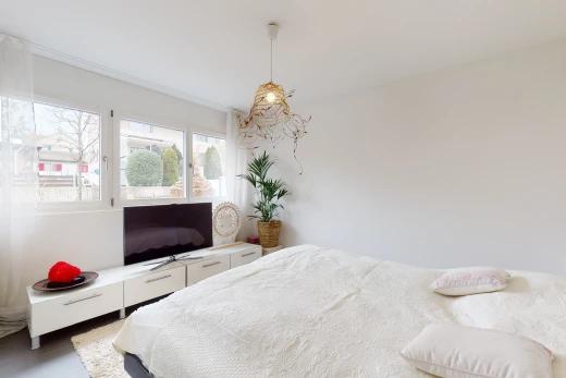 schlafzimmer mit natürlichem licht und fernseher