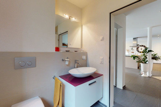 halbbad mit toilette, spiegel und eitelkeit