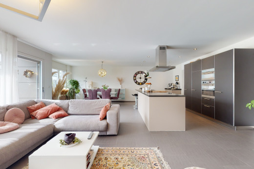 wohnzimmer mit natürlichen licht und fliesenböden