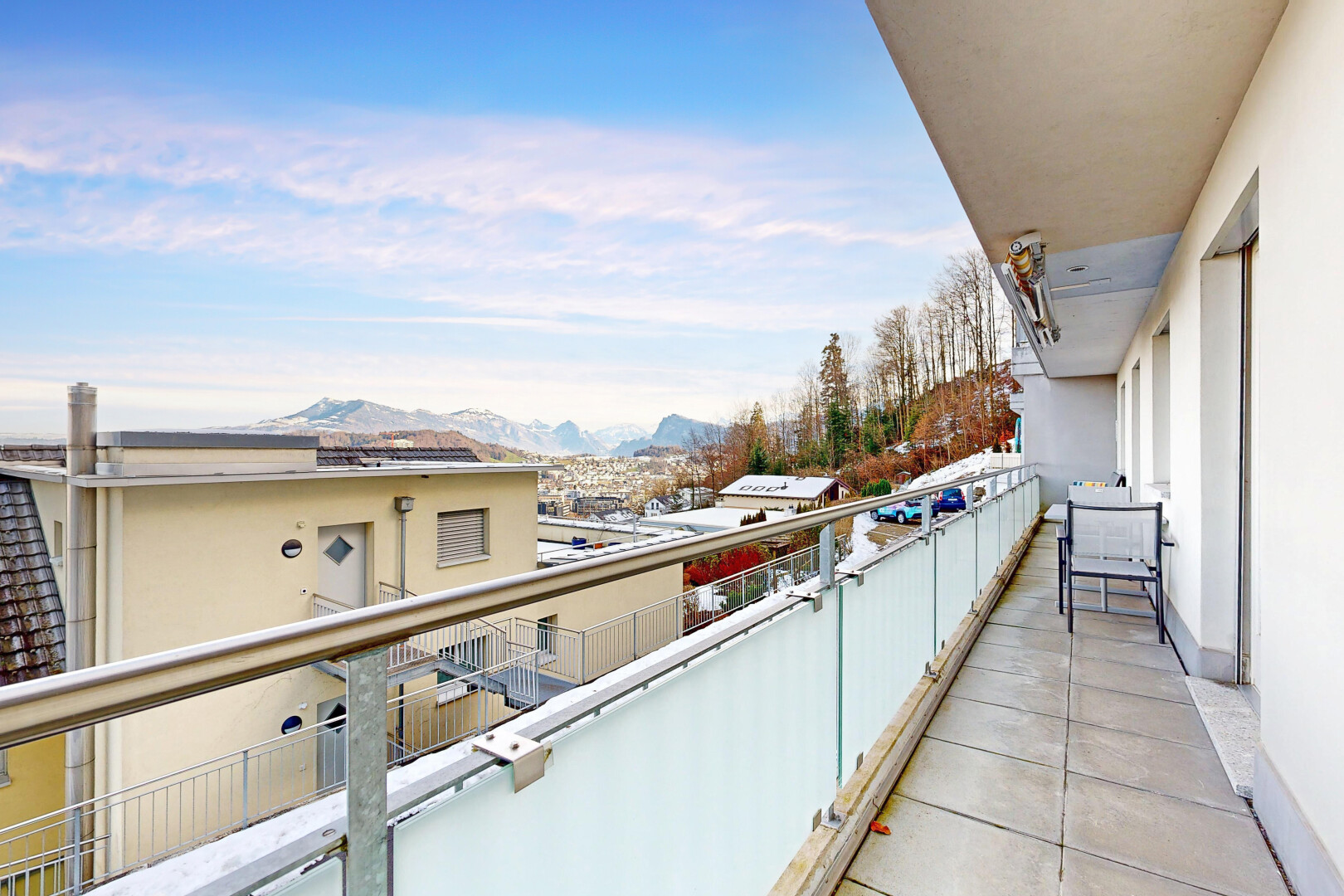 balcon avec vue sur la montagne, mountain view, balcon, from property, et day time