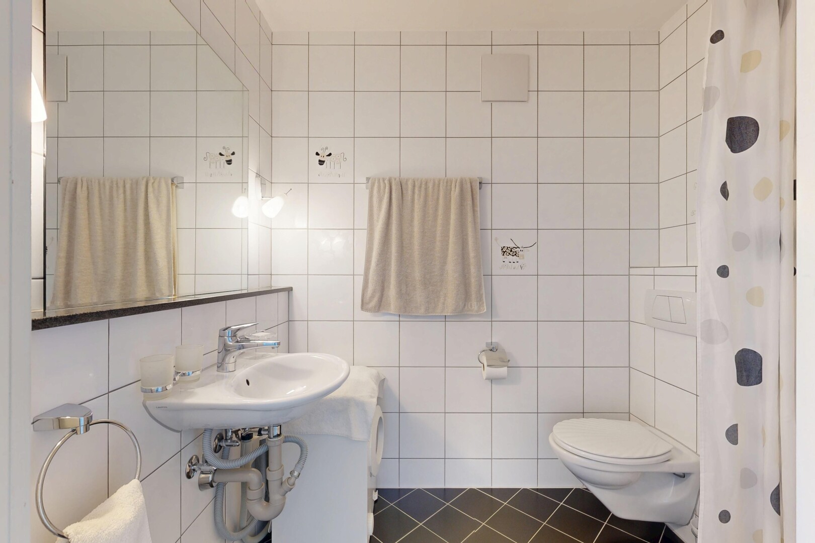 salle de bains avec toilette, salle de bain complète, miroir, sol en carrelage, et tile floor