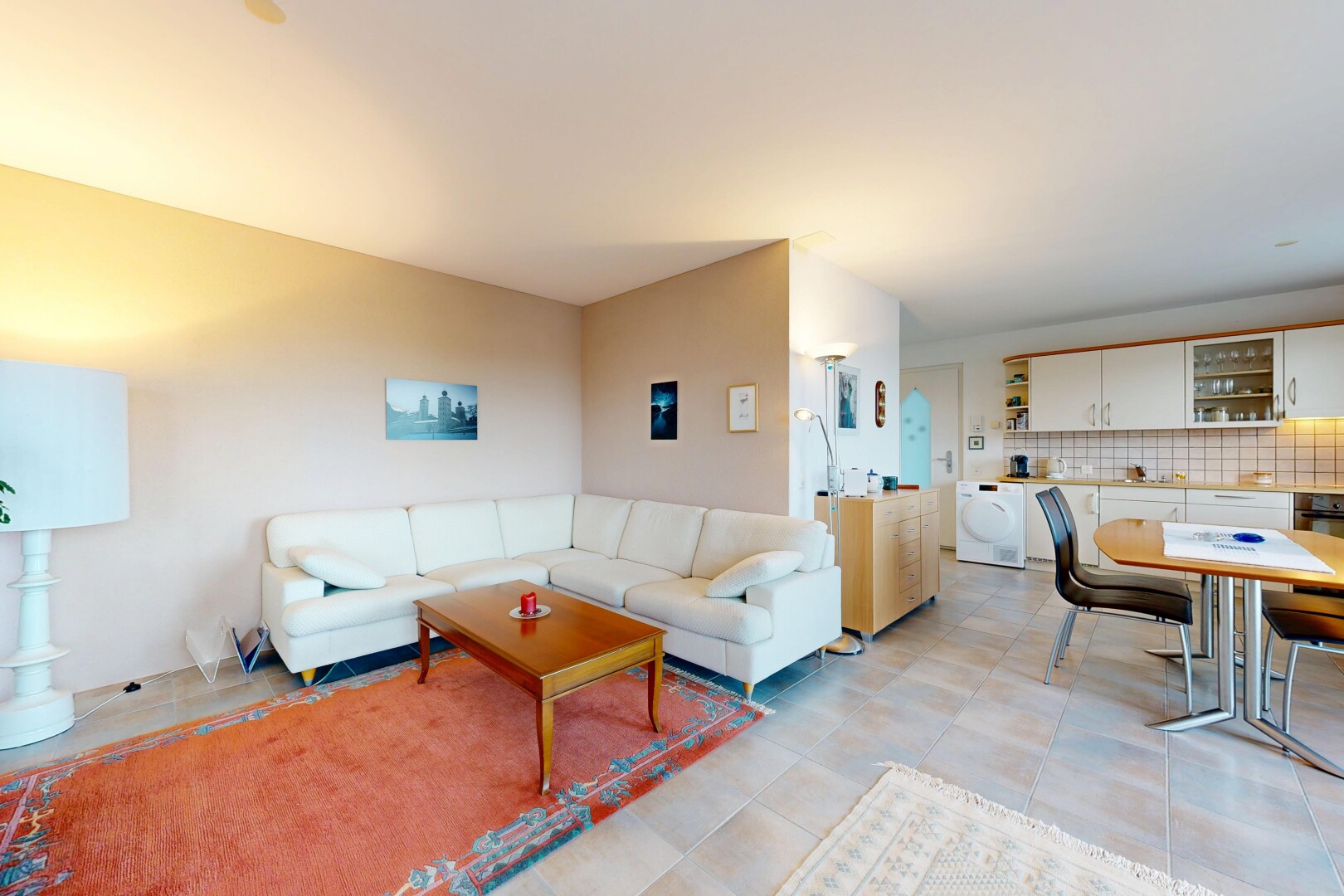 salon / salle à manger avec inside property, cloison sèche, drywall, sol en carrelage, et tile floor