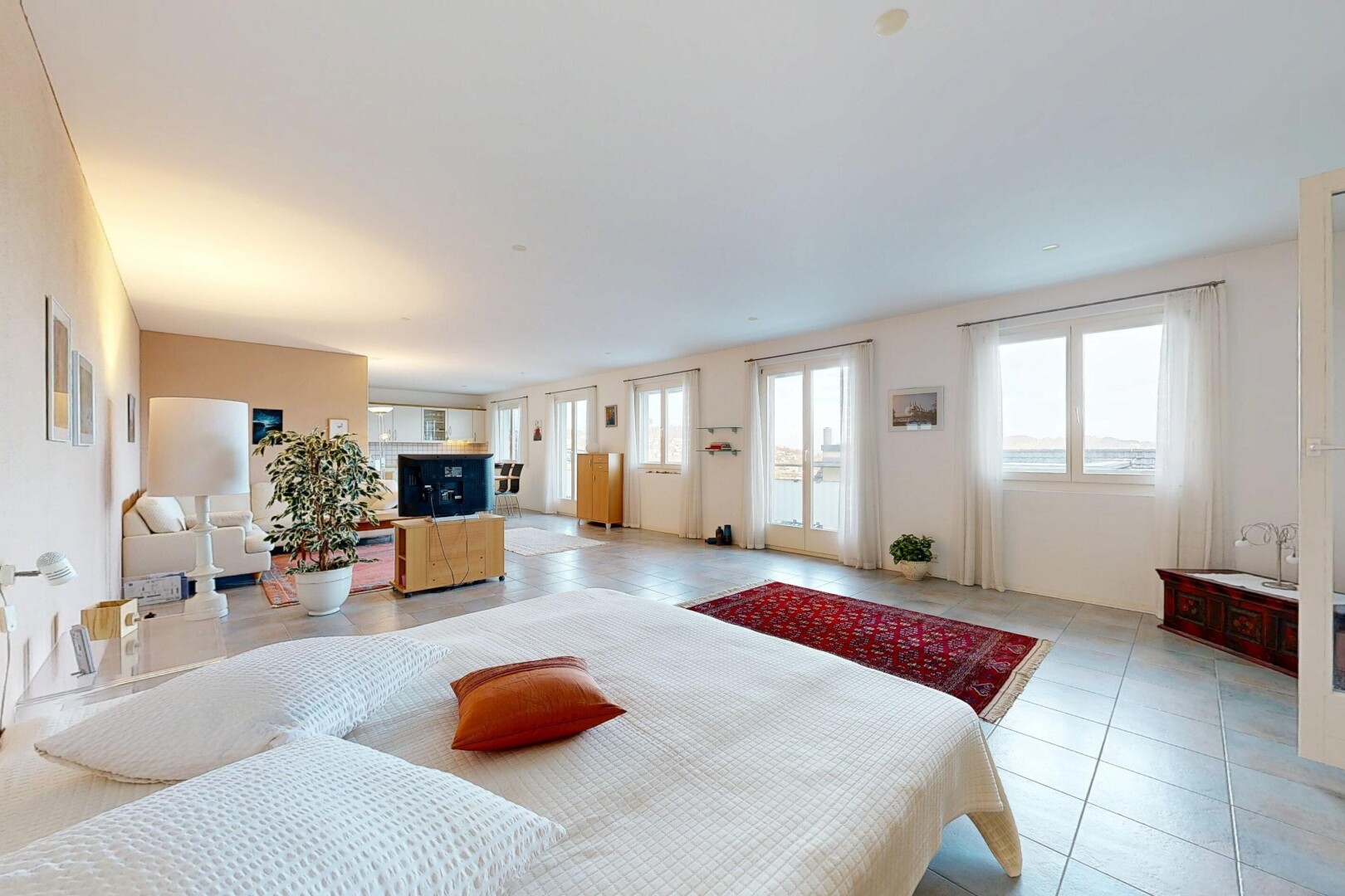chambre avec inside property, lumière naturelle, natural light, sol en carrelage, et tile floor