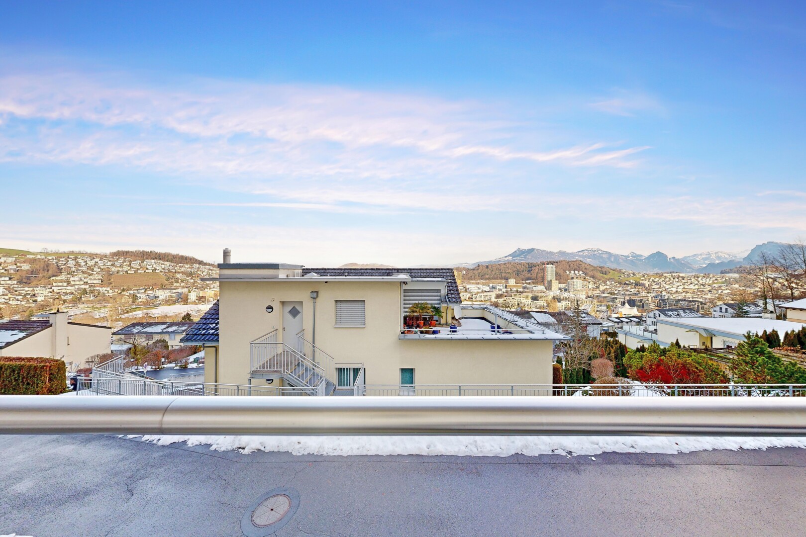 terrasse avec vue sur la montagne, mountain view, balcon, et day time