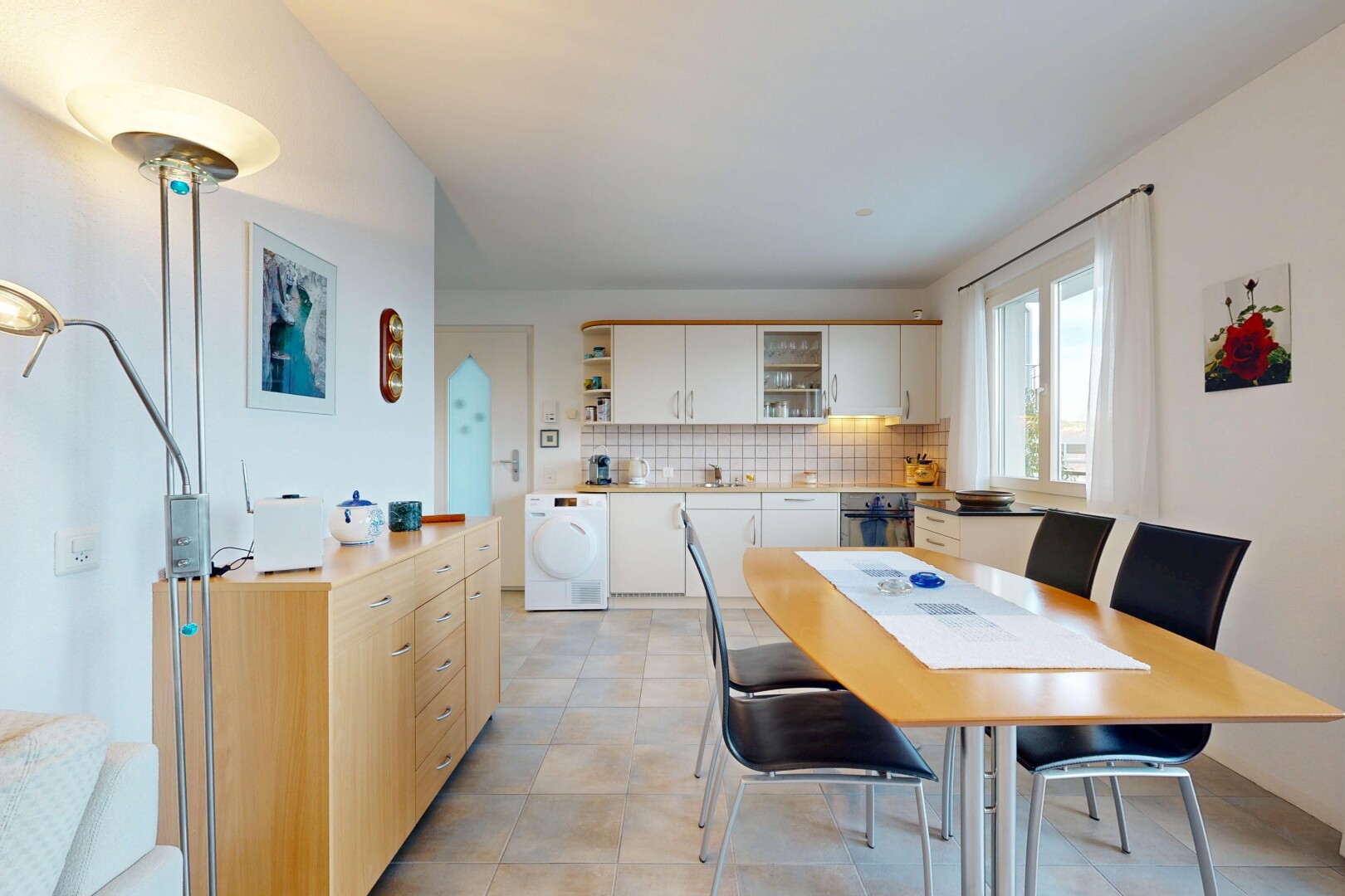 salle à manger avec cloison sèche, drywall, inside property, backsplash, et lave-linge et sèche-linge