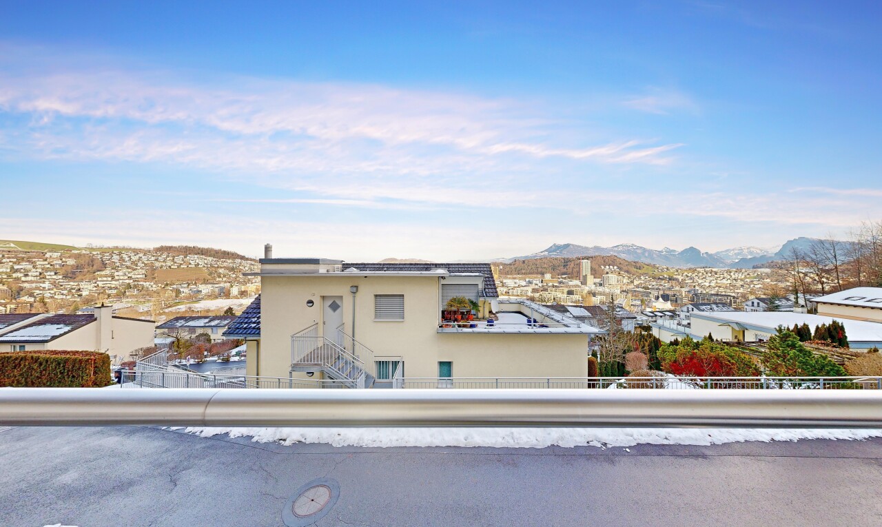 terrasse avec vue sur la montagne, mountain view, balcon, et day time