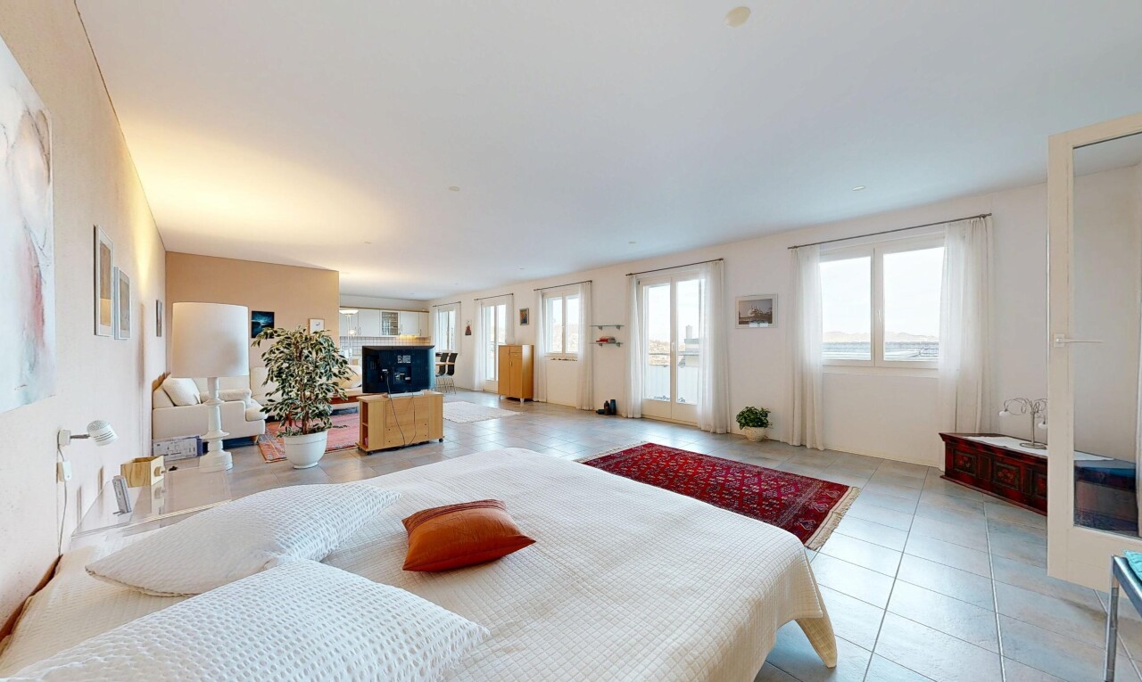 chambre avec inside property, lumière naturelle, natural light, sol en carrelage, et tile floor