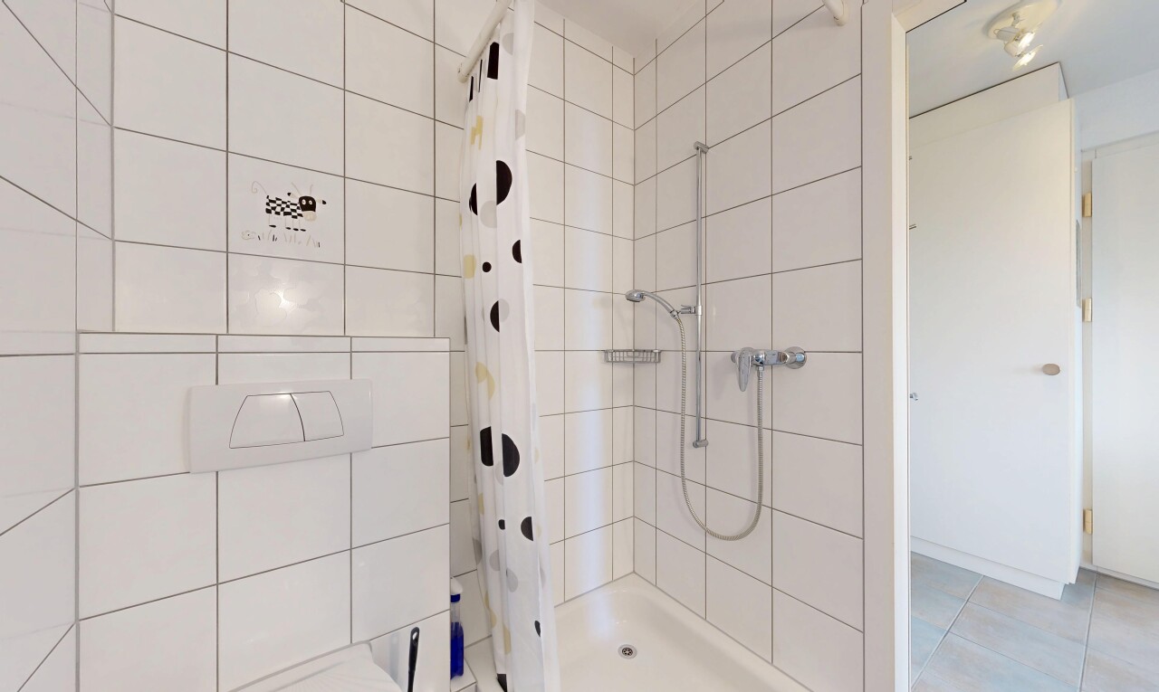 salle de bains avec salle de bain complète, douche, inside property, sol en carrelage, et tile floor