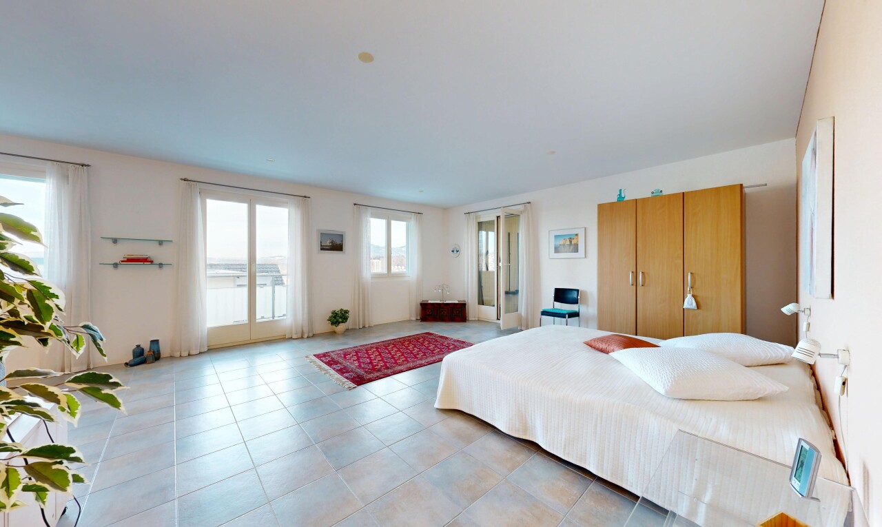 chambre avec inside property, cloison sèche, drywall, lumière naturelle, et natural light