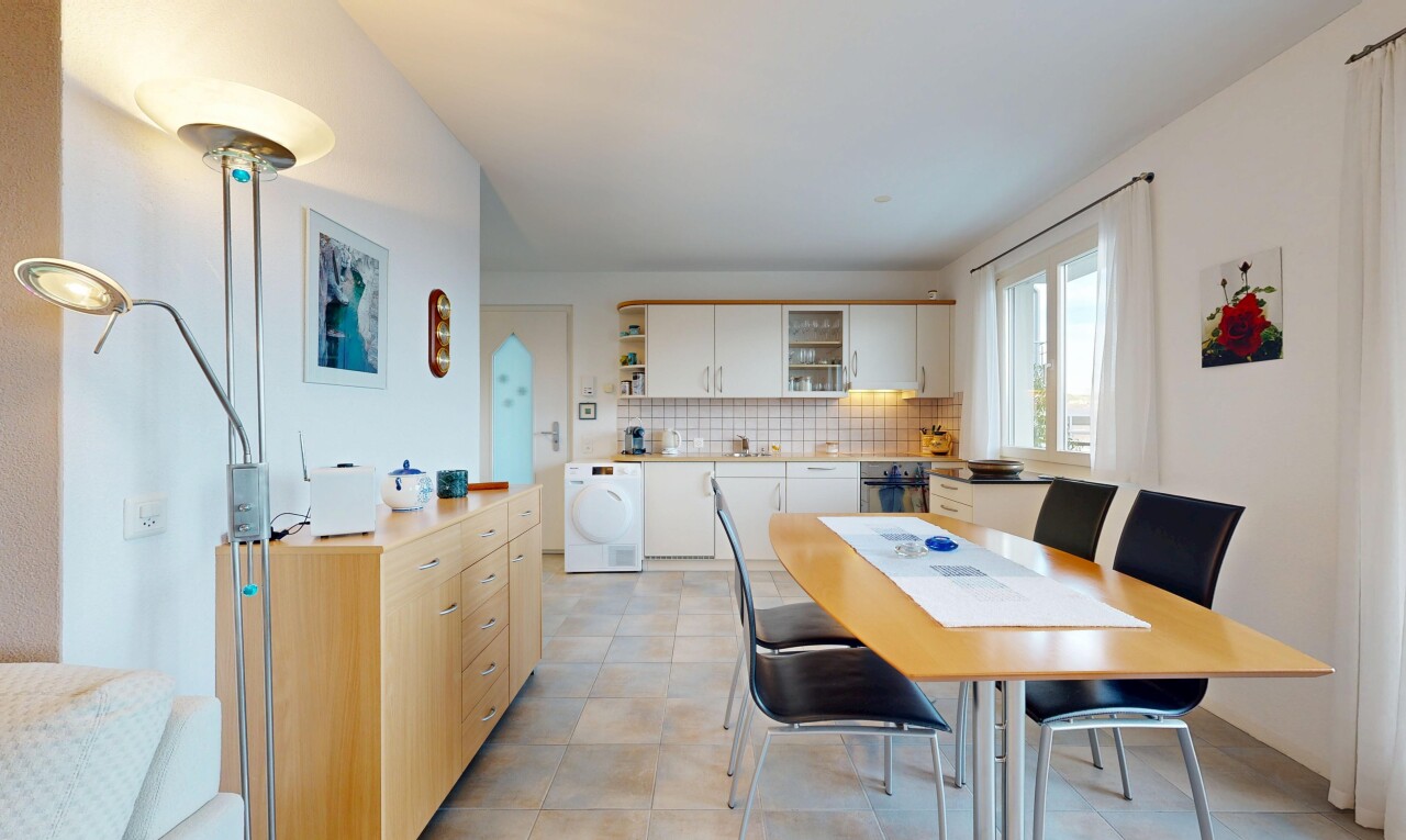 salle à manger avec cloison sèche, drywall, inside property, backsplash, et lave-linge et sèche-linge